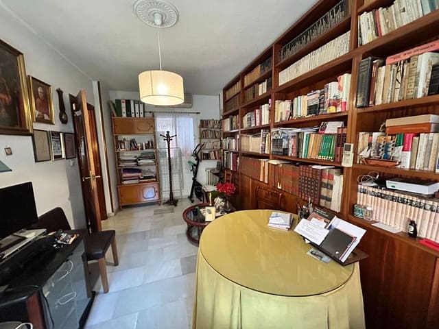 4 bedroom Semi-detached Villa for sale in Granada city with garage - € 360,000 (Ref: 9861523)