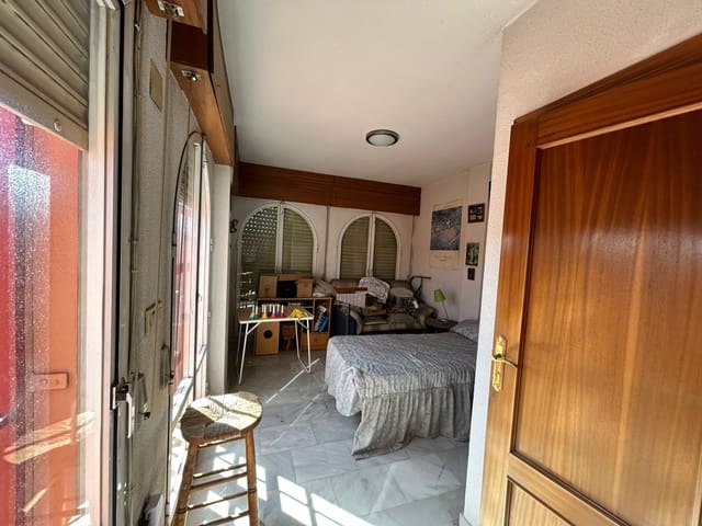 4 bedroom Semi-detached Villa for sale in Granada city with garage - € 360,000 (Ref: 9861523)