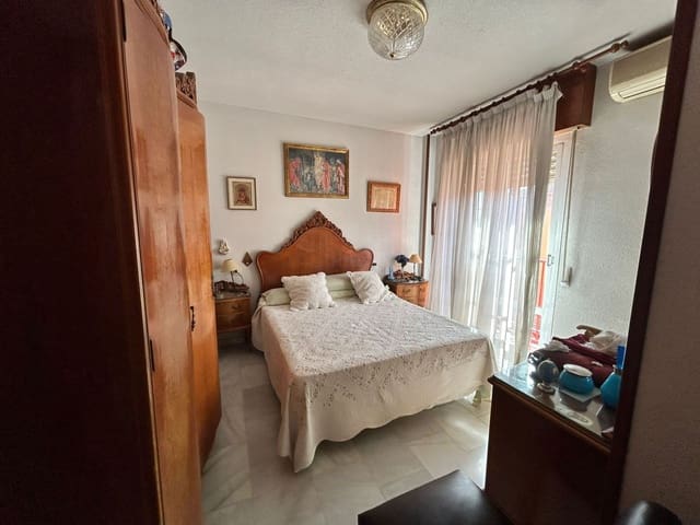 4 bedroom Semi-detached Villa for sale in Granada city with garage - € 360,000 (Ref: 9861523)