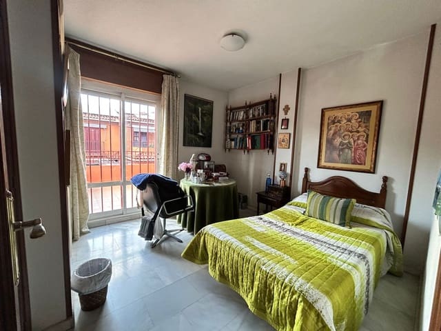 4 bedroom Semi-detached Villa for sale in Granada city with garage - € 360,000 (Ref: 9861523)