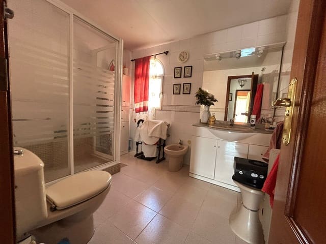 4 bedroom Semi-detached Villa for sale in Granada city with garage - € 360,000 (Ref: 9861523)