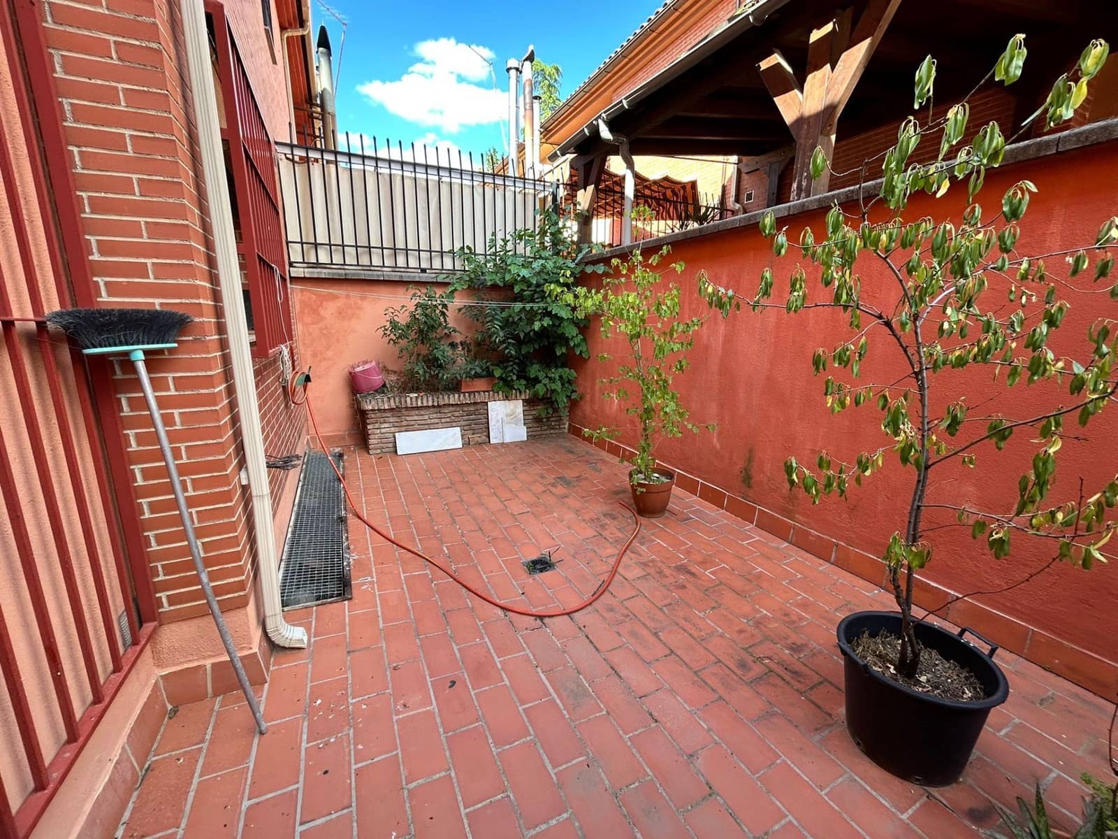 4 slaapkamer Halfvrijstaande villa te koop in Granada stad met garage - € 360.000 (Ref: 9861523)