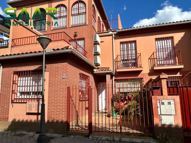 4 bedroom Semi-detached Villa for sale in Granada city with garage - € 360,000 (Ref: 9861523)