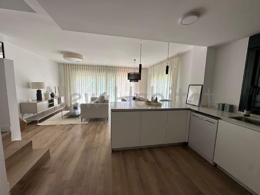4 soverom Kjedet enebolig til salgs i Castello de la Plana med garasje - € 570 000 (Ref: 9965596)