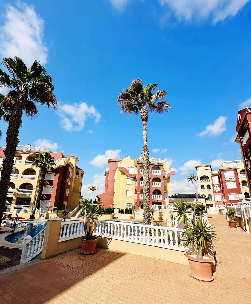 2 soverom Leilighet til salgs i Los Alcazares med svømmebasseng garasje - € 229 000 (Ref: 9324563)