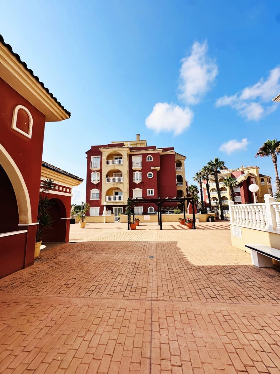 2 soverom Leilighet til salgs i Los Alcazares med svømmebasseng garasje - € 229 000 (Ref: 9324563)