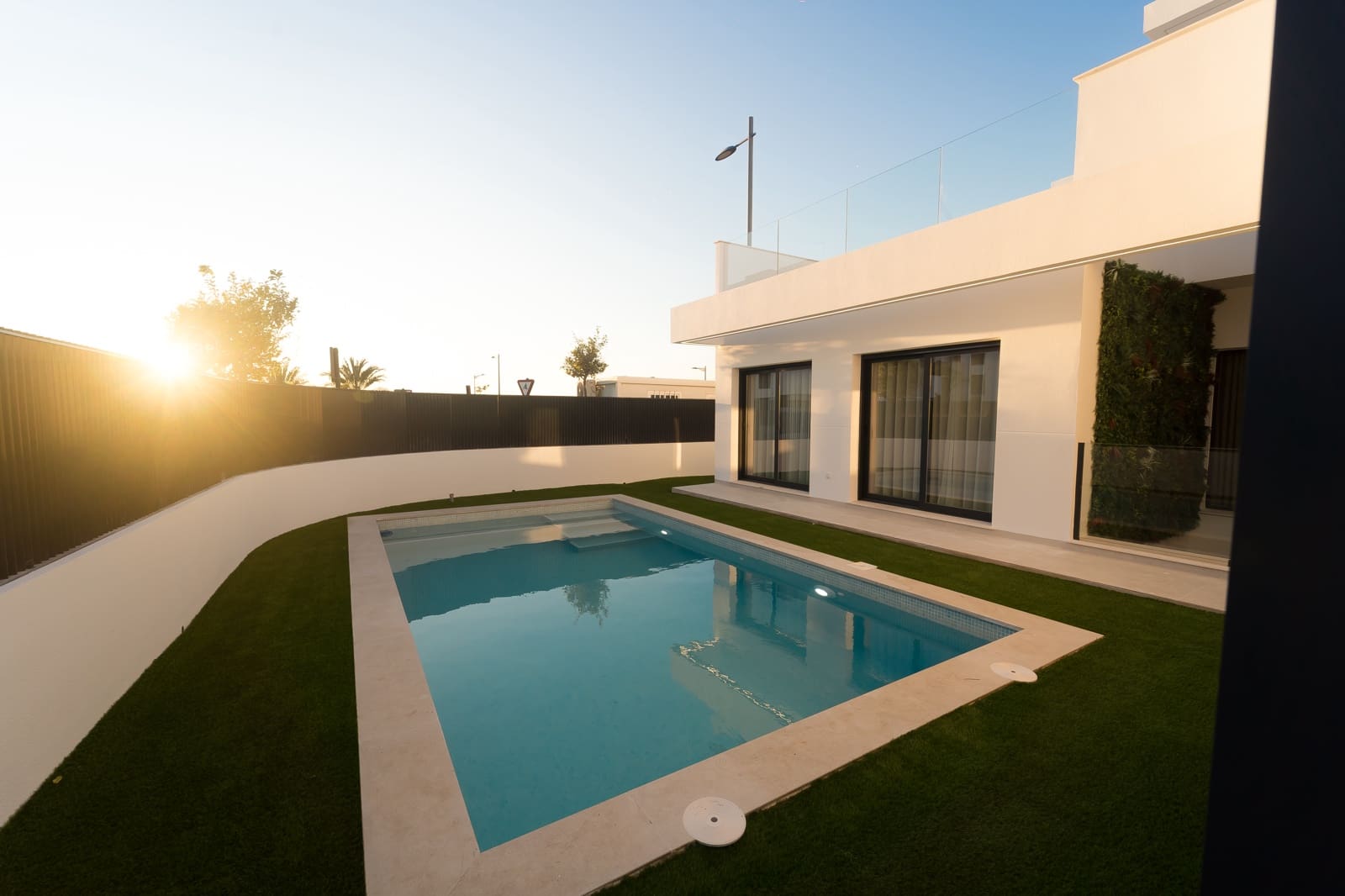 Chalet de 3 habitaciones en Los Alcázares en venta con piscina - 829.000 € (Ref: 9324796)