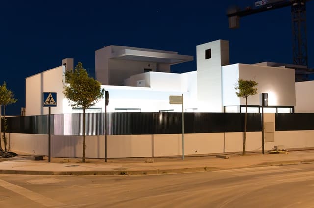 3 bedroom Villa for sale in Los Alcázares with pool - € 829,000 (Ref: 9324796)