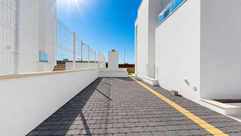 5 bedroom Villa for sale in Finestrat with pool garage - € 800,000 (Ref: 9759998)