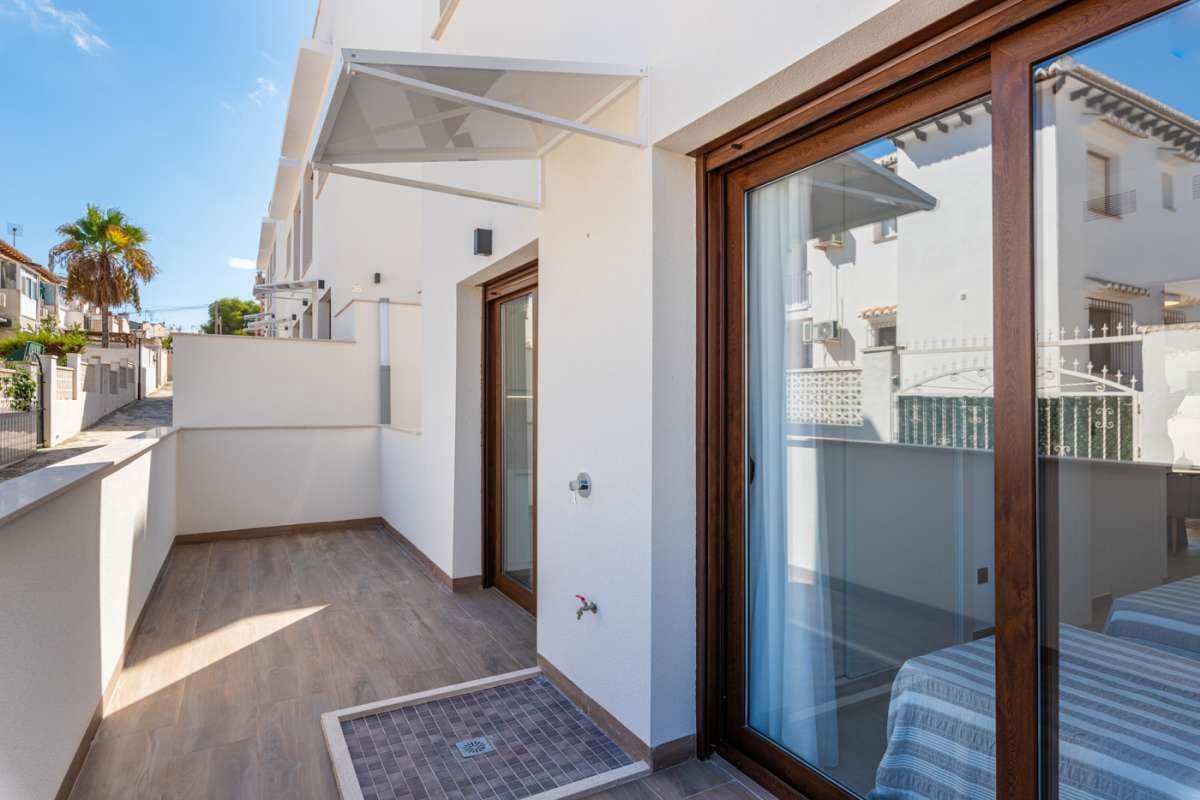 2 soverom Bungalow til salgs i Torrevieja med svømmebasseng garasje - € 315 000 (Ref: 9767037)