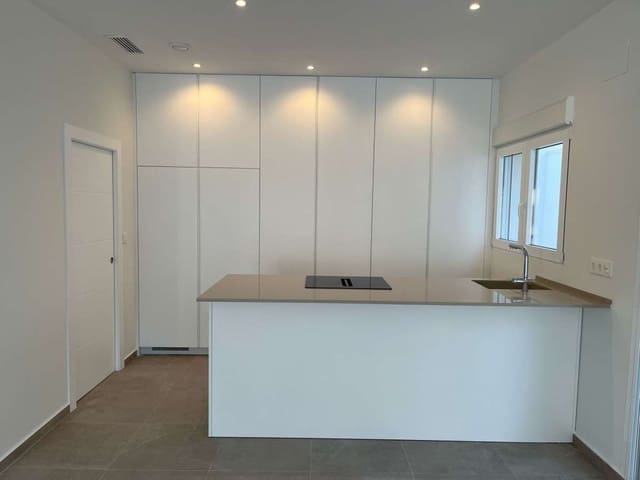 3 soverom Hus til salgs i La Romana med svømmebasseng garasje - € 345 000 (Ref: 9767087)