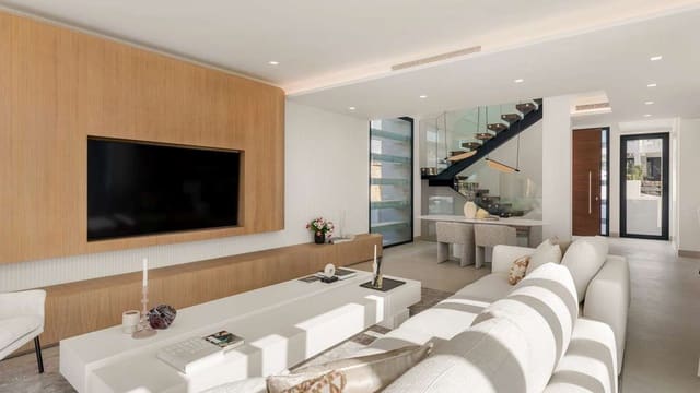 3 bedroom Villa for sale in Buenas Noches, Estepona with pool - € 1,500,000 (Ref: 9767402)