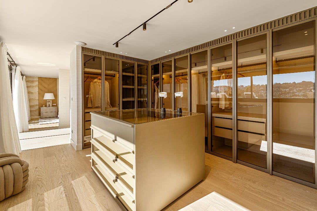 6 bedroom Villa for sale in Nueva Andalucia with pool garage - € 8,650,000 (Ref: 9767560)