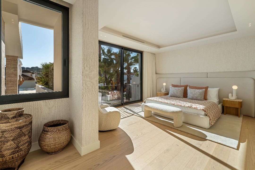 6 bedroom Villa for sale in Nueva Andalucia with pool garage - € 8,650,000 (Ref: 9767560)