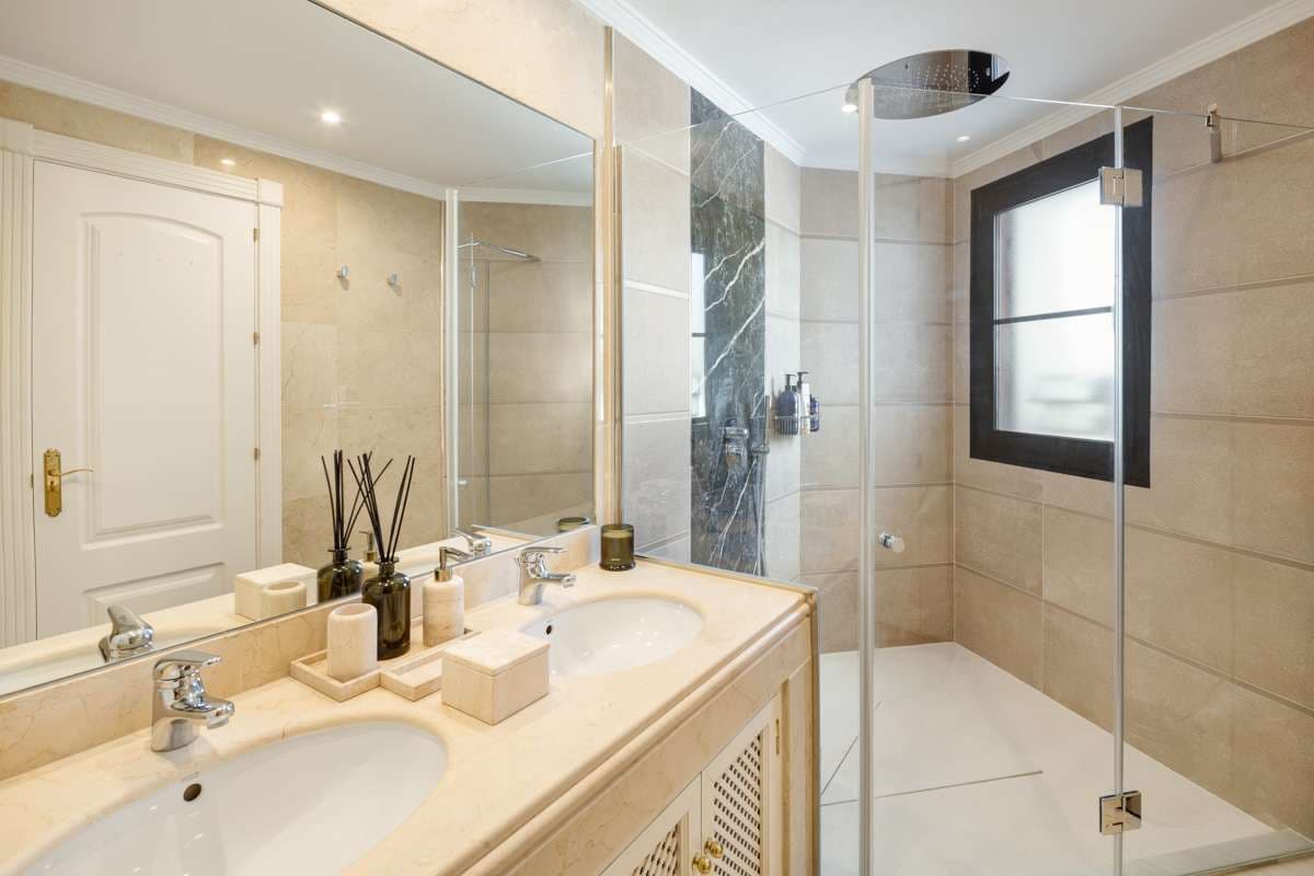 Chalet de 4 habitaciones en Benahavís en venta con piscina garaje - 2.950.000 € (Ref: 9767564)