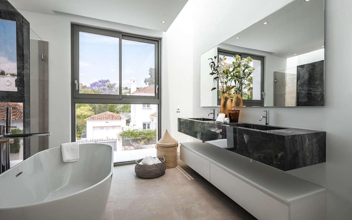 5 sypialnia Willa na sprzedaż w El Paraiso z basenem garażem - 2 495 000 € (Ref: 9767733)