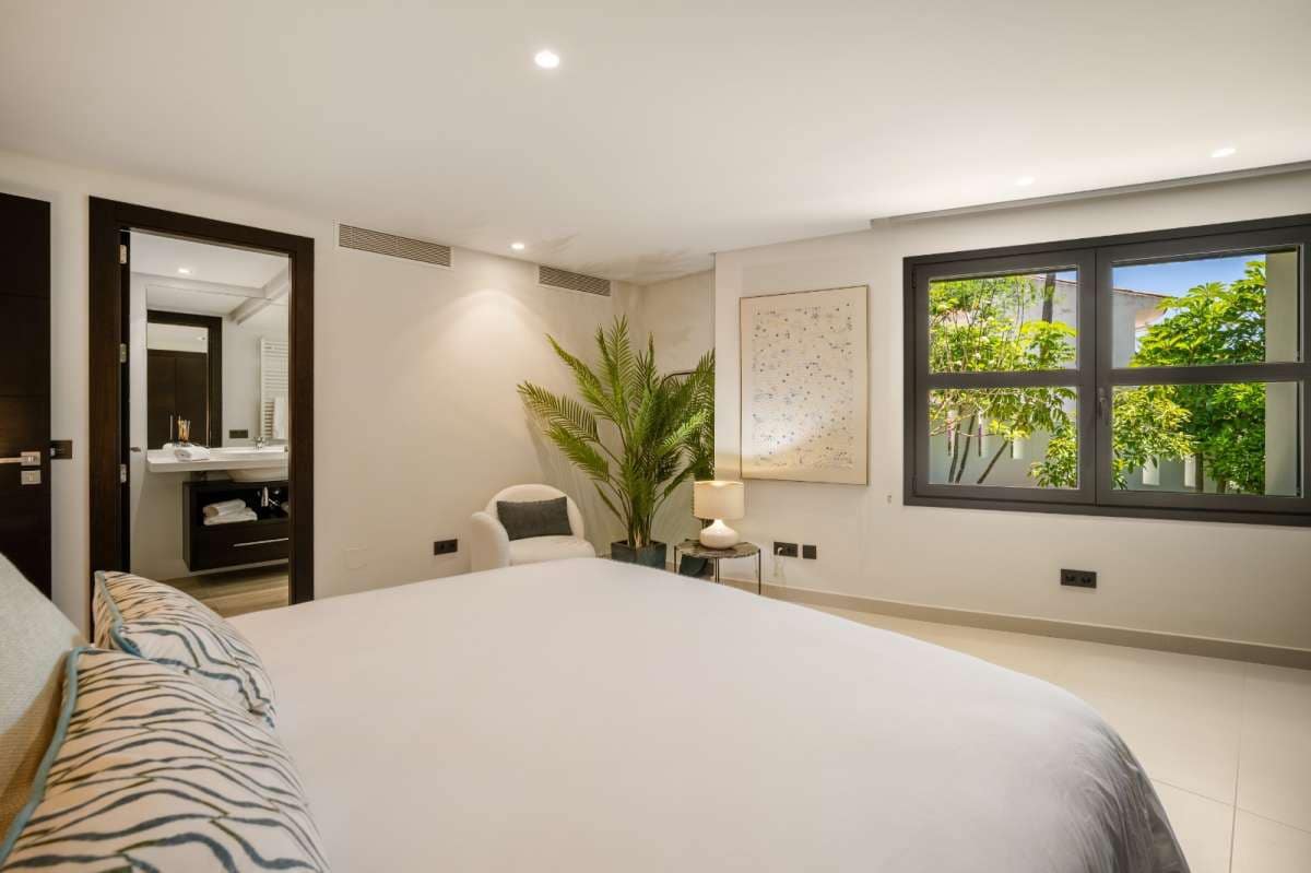 5 sovrum Villa till salu i Nueva Andalucia med garage - 6 995 000 € (Ref: 9767807)