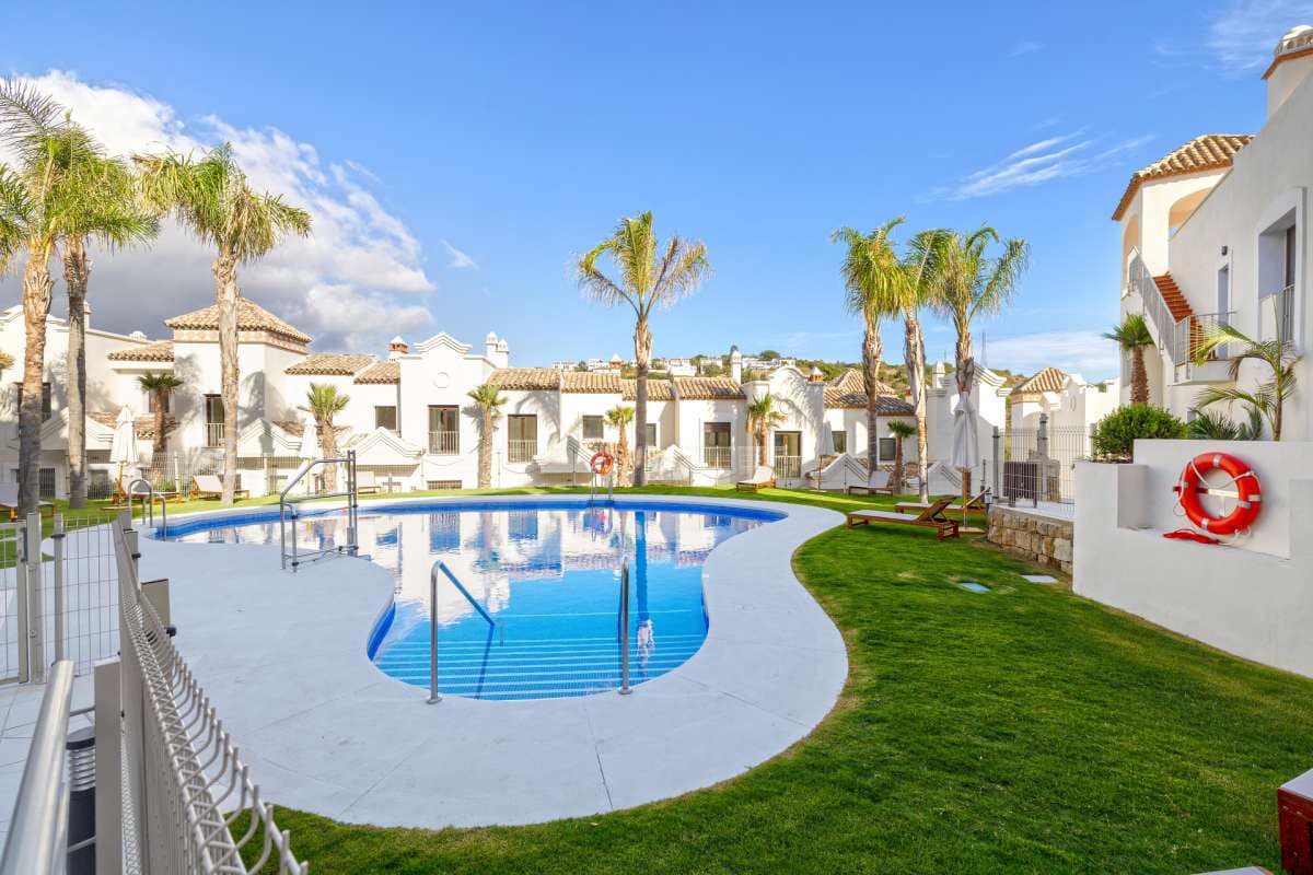 3 soverom Hus til salgs i Estepona med svømmebasseng garasje - € 564 325 (Ref: 9767844)