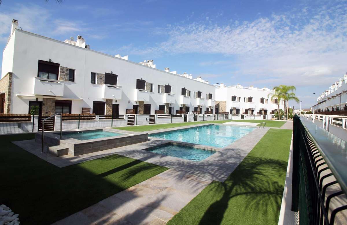 4 soveværelse Byhus til salg i Pilar de la Horadada med swimmingpool garage - € 369.900 (Ref: 9767899)