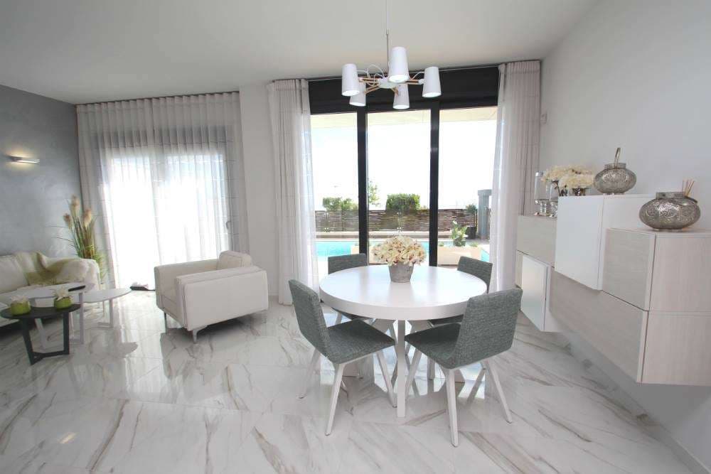 Chalet de 4 habitaciones en San Miguel de Salinas en venta con piscina garaje - 630.000 € (Ref: 9768691)