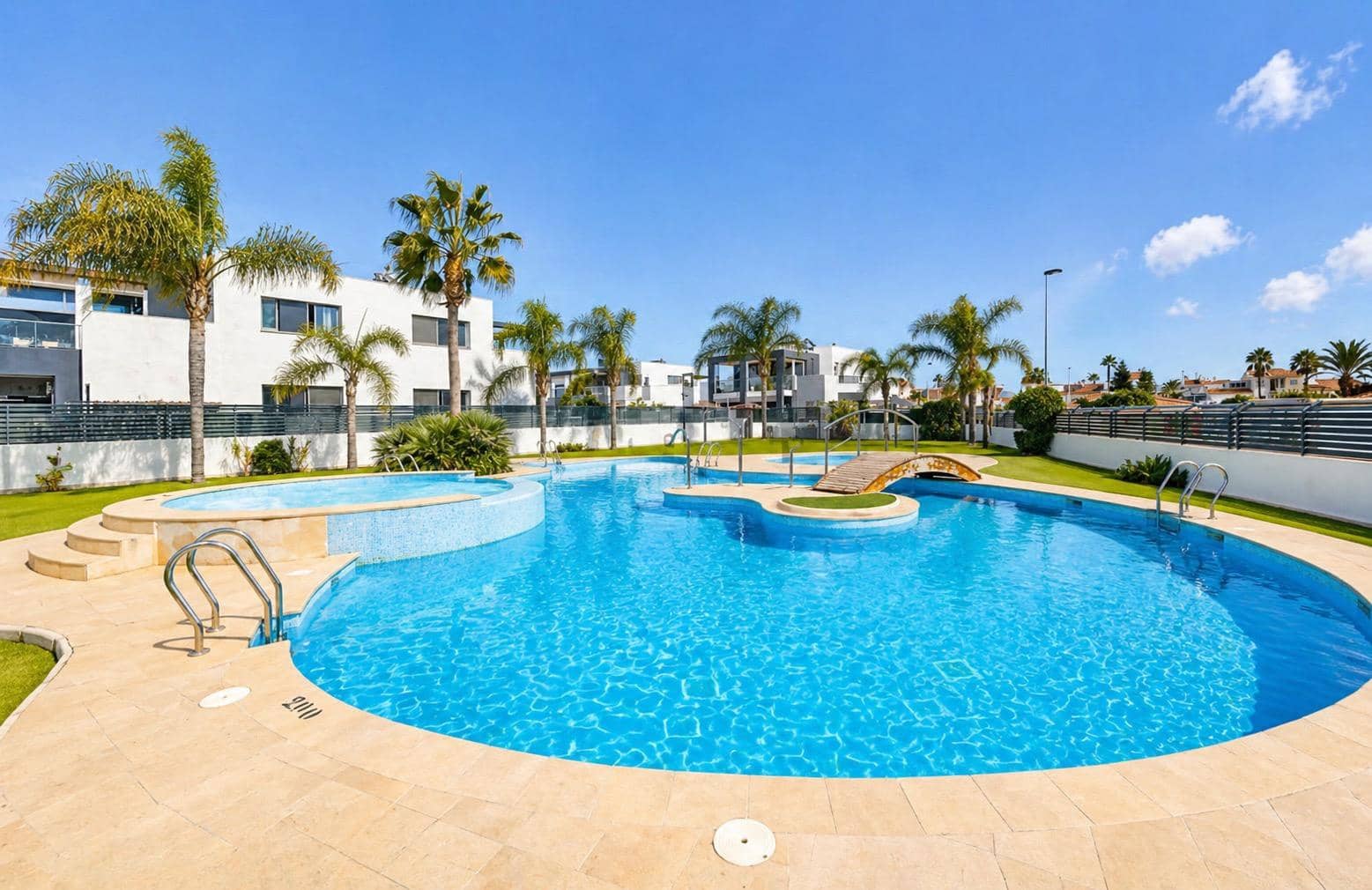 3 soveværelse Rækkehus til salg i Torrevieja med swimmingpool - € 339.000 (Ref: 9851803)