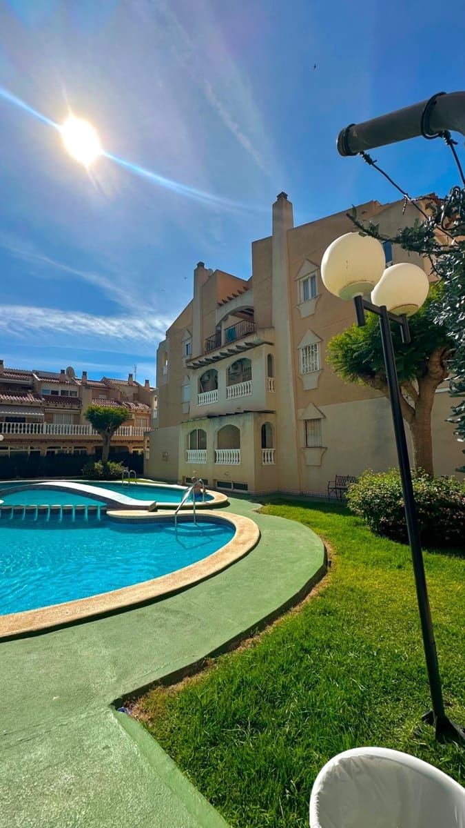 2 soveværelse Lejlighed til salg i Torrevieja med swimmingpool - € 135.000 (Ref: 9884850)