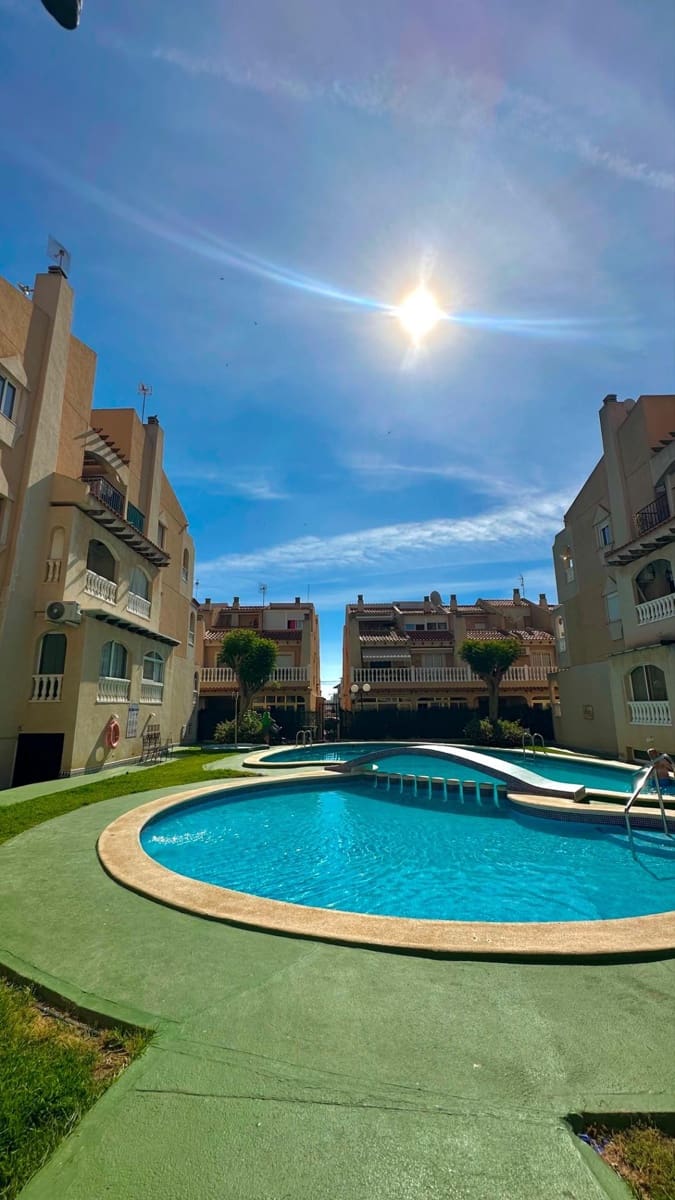 2 soveværelse Lejlighed til salg i Torrevieja med swimmingpool - € 135.000 (Ref: 9884850)