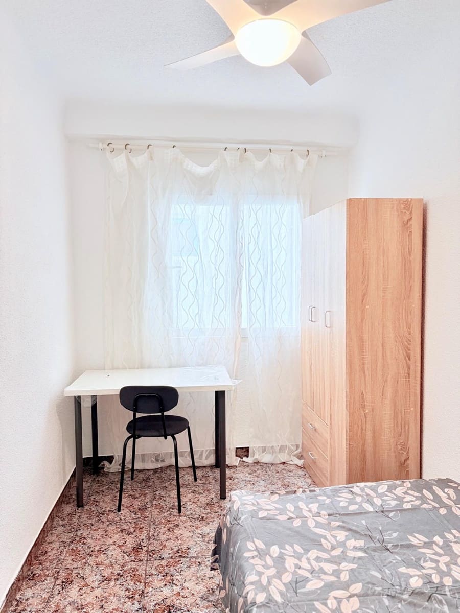 6 sovrum Lägenhet att hyra i Torrevieja - 340 € (Ref: 9990761)