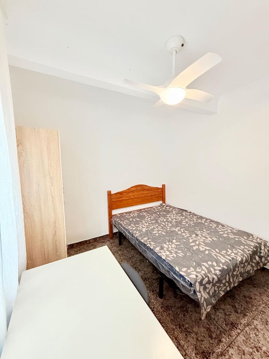 6 sovrum Lägenhet att hyra i Torrevieja - 340 € (Ref: 9990761)