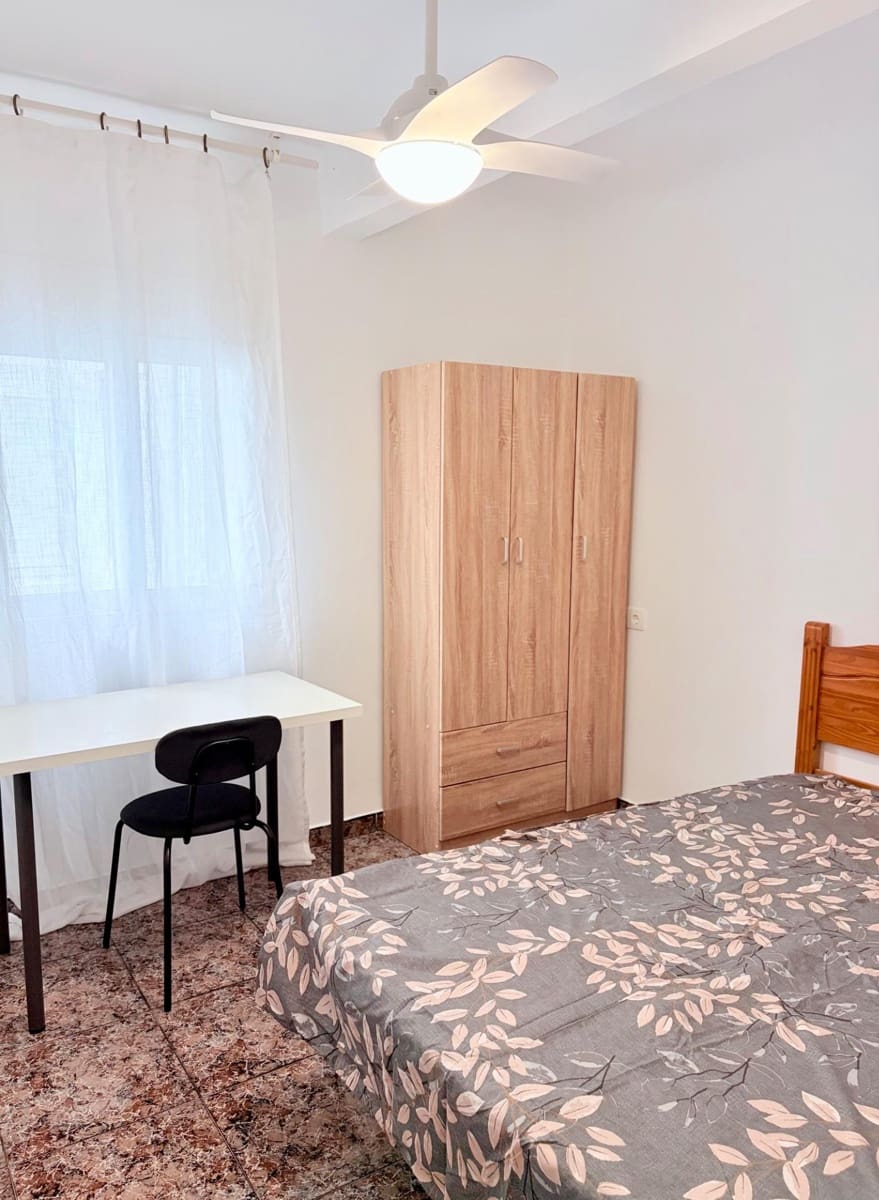 6 sovrum Lägenhet att hyra i Torrevieja - 340 € (Ref: 9990761)