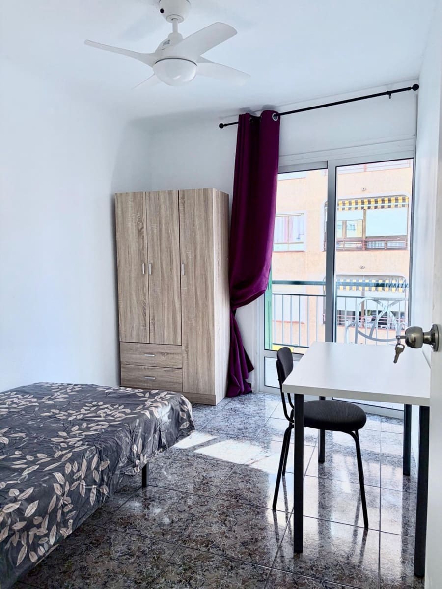 6 sovrum Lägenhet att hyra i Torrevieja - 340 € (Ref: 9990761)