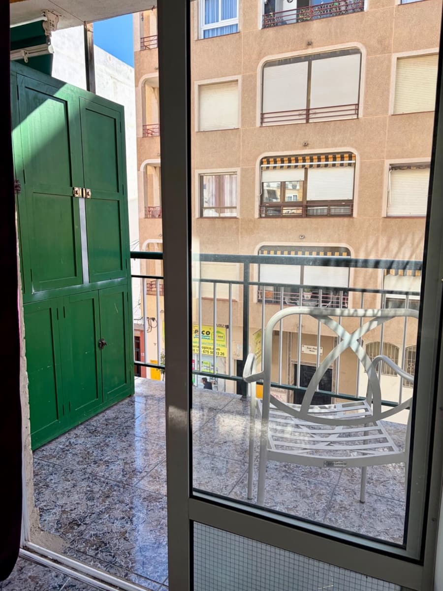 6 sovrum Lägenhet att hyra i Torrevieja - 340 € (Ref: 9990761)