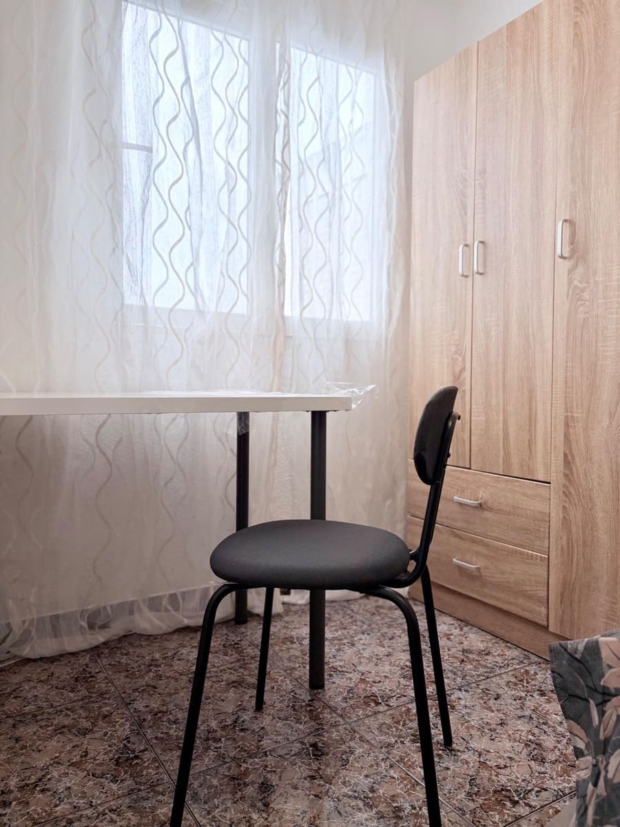 6 sovrum Lägenhet att hyra i Torrevieja - 340 € (Ref: 9990761)