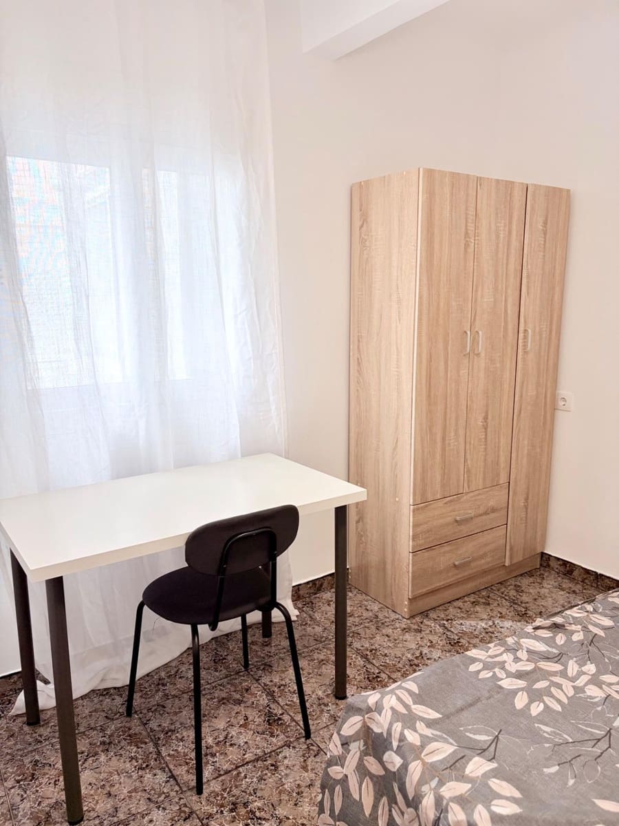 6 sovrum Lägenhet att hyra i Torrevieja - 340 € (Ref: 9990761)