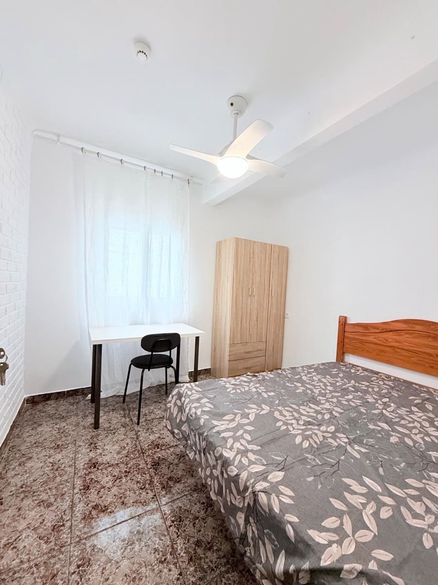 6 sovrum Lägenhet att hyra i Torrevieja - 340 € (Ref: 9990761)