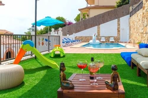 5 soveværelse Villa til salg i Lloret de Mar med swimmingpool - € 550.000 (Ref: 9715214)