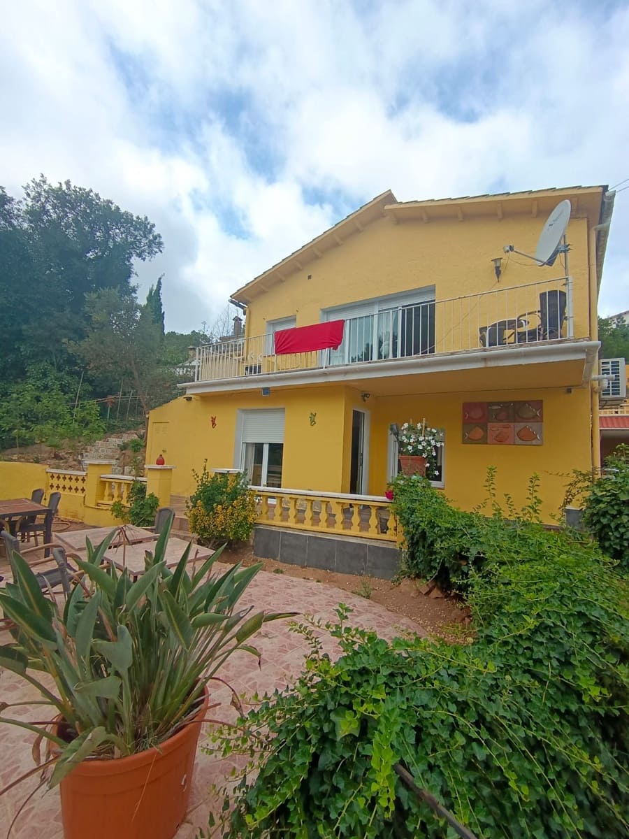 3 bedroom Villa for sale in Lloret de Mar with pool garage - € 270,000 (Ref: 9715217)