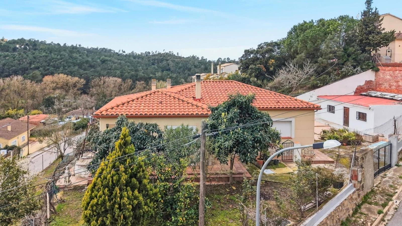 4 bedroom Villa for sale in Lloret de Mar with garage - € 269,000 (Ref: 9715237)