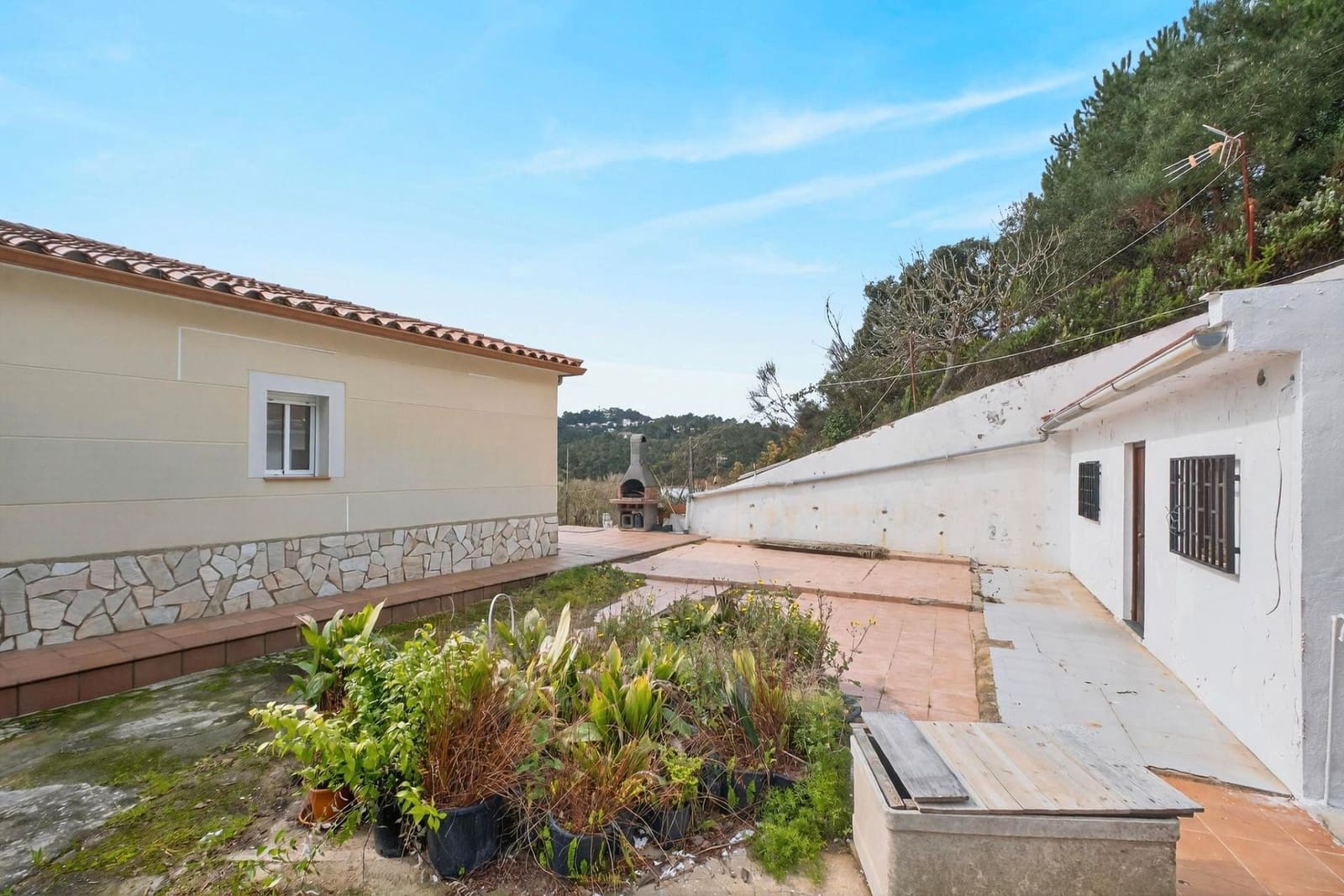 4 bedroom Villa for sale in Lloret de Mar with garage - € 269,000 (Ref: 9715237)