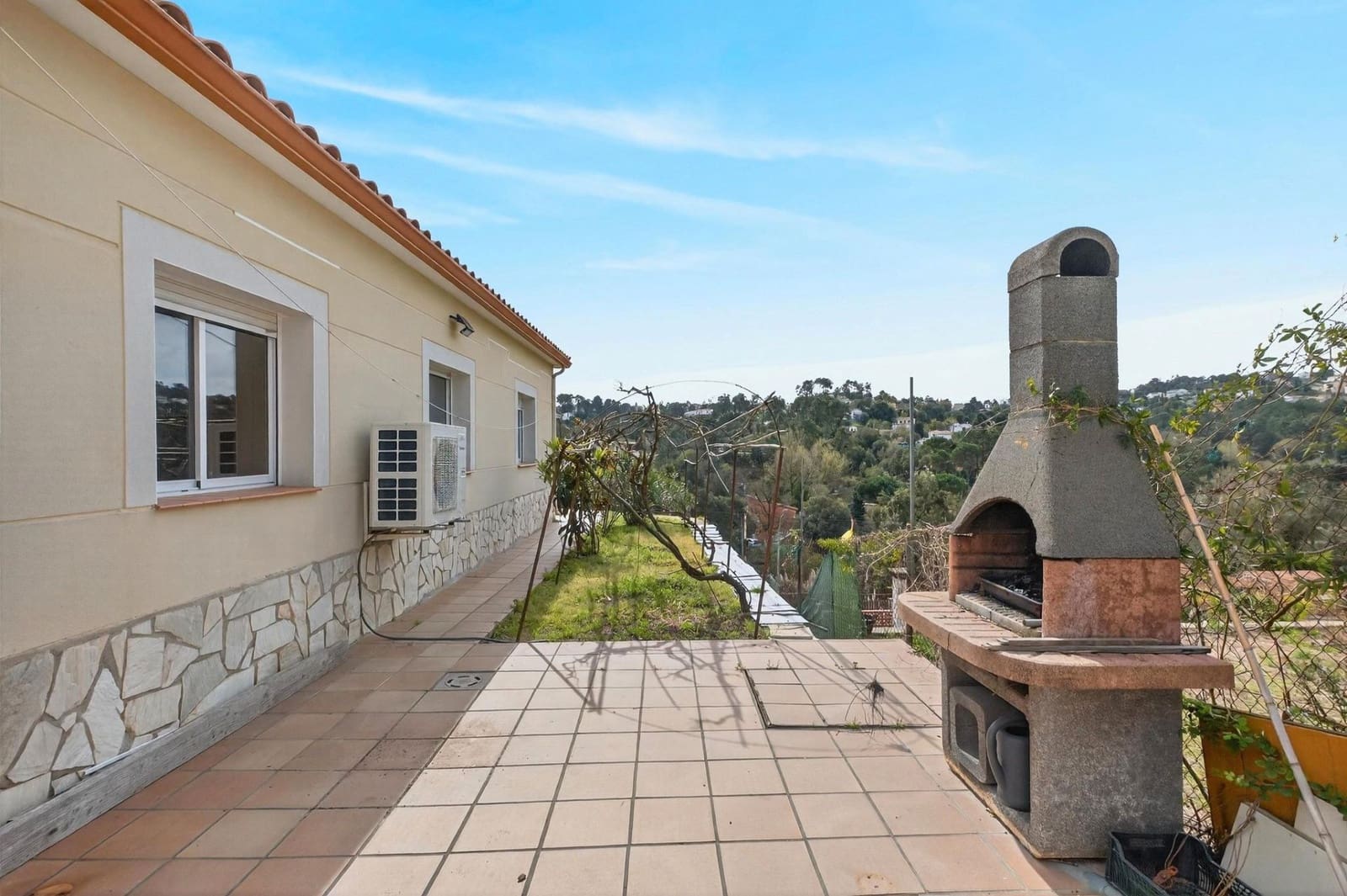 4 bedroom Villa for sale in Lloret de Mar with garage - € 269,000 (Ref: 9715237)