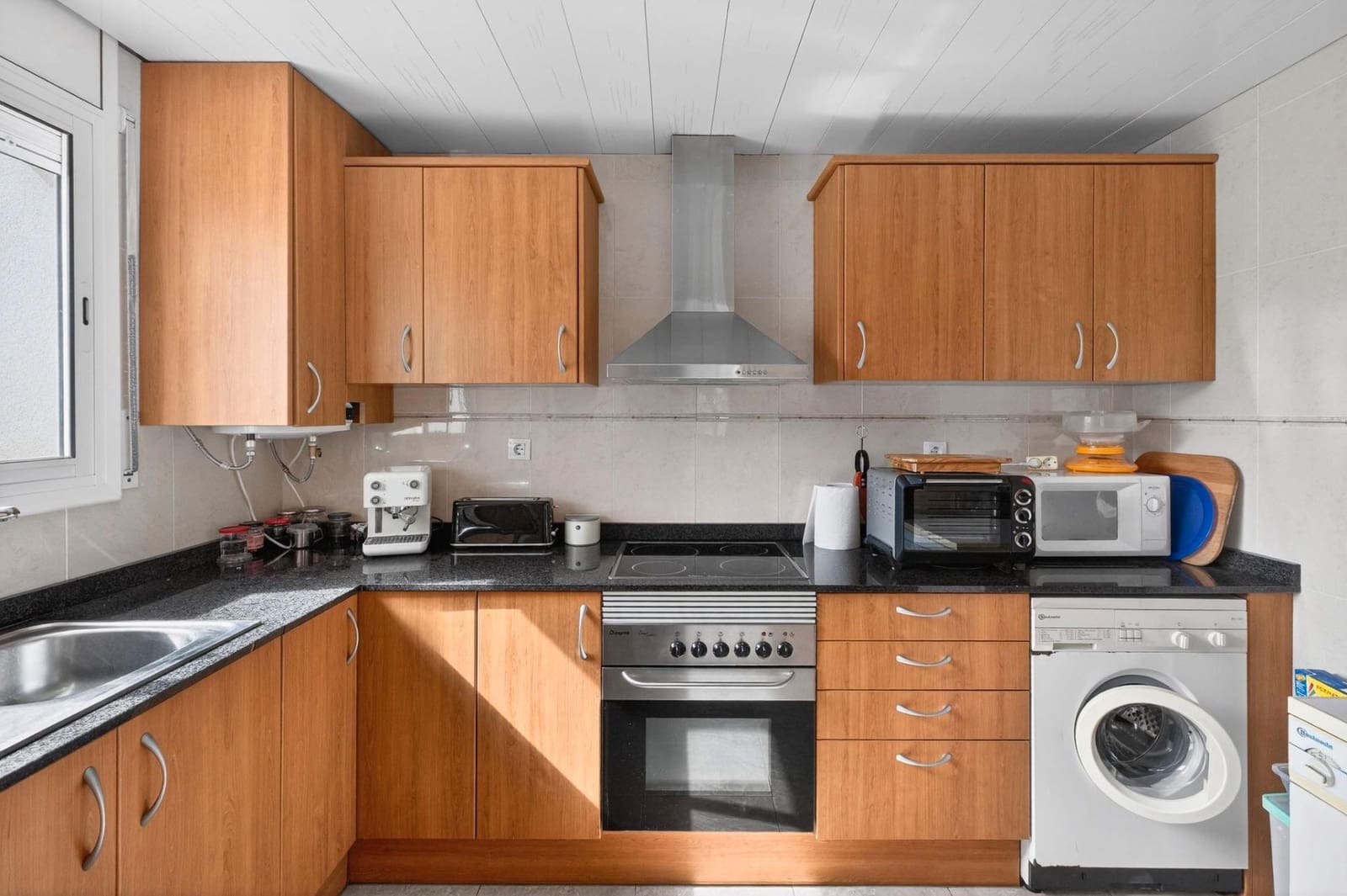 4 bedroom Villa for sale in Lloret de Mar with garage - € 269,000 (Ref: 9715237)