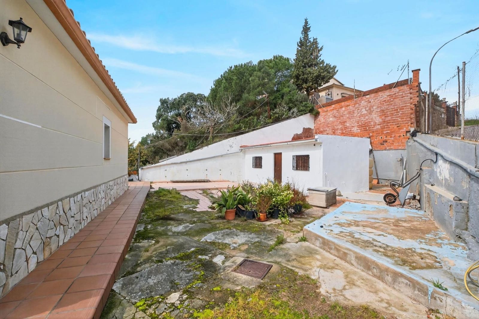 4 bedroom Villa for sale in Lloret de Mar with garage - € 269,000 (Ref: 9715237)