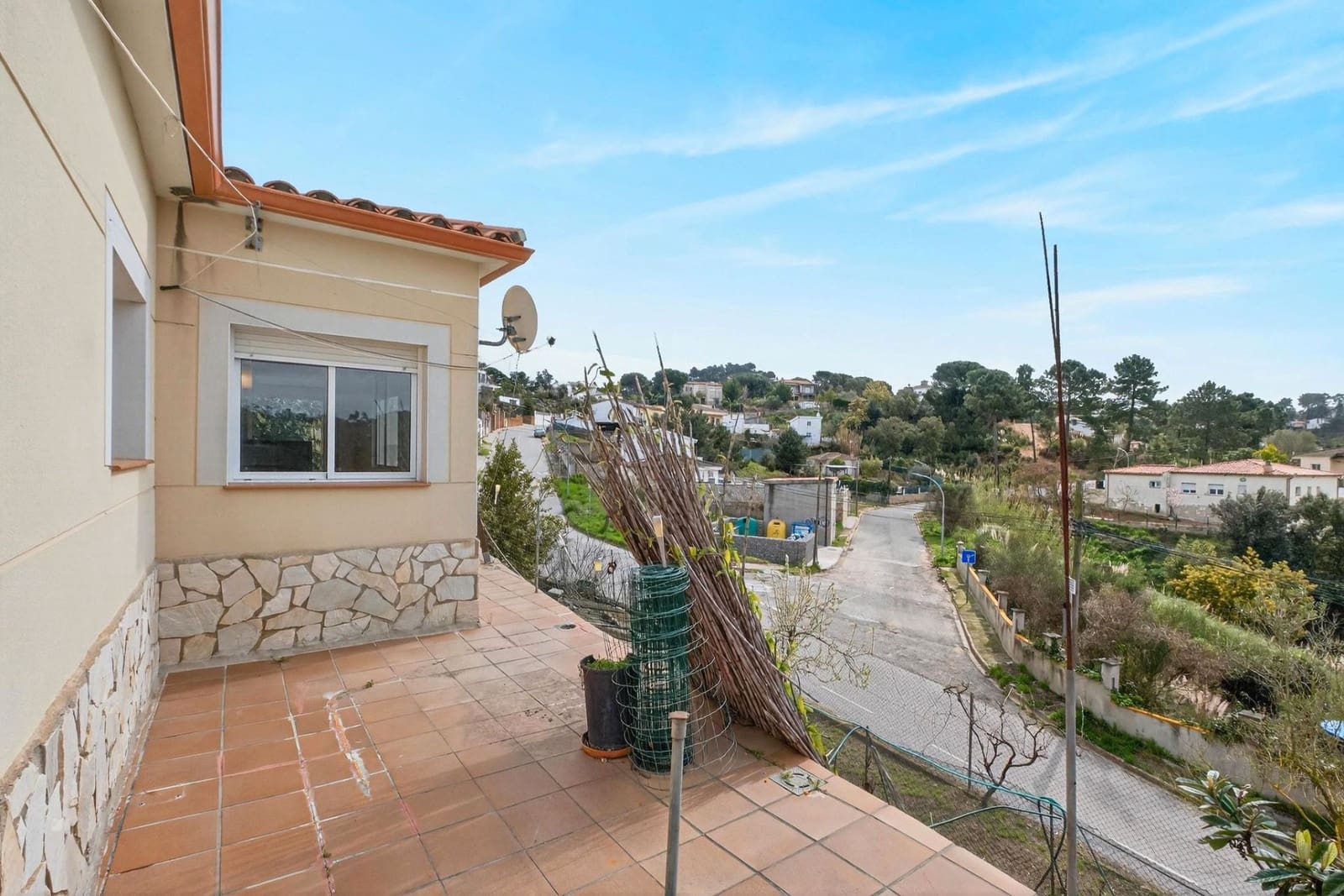 4 bedroom Villa for sale in Lloret de Mar with garage - € 269,000 (Ref: 9715237)