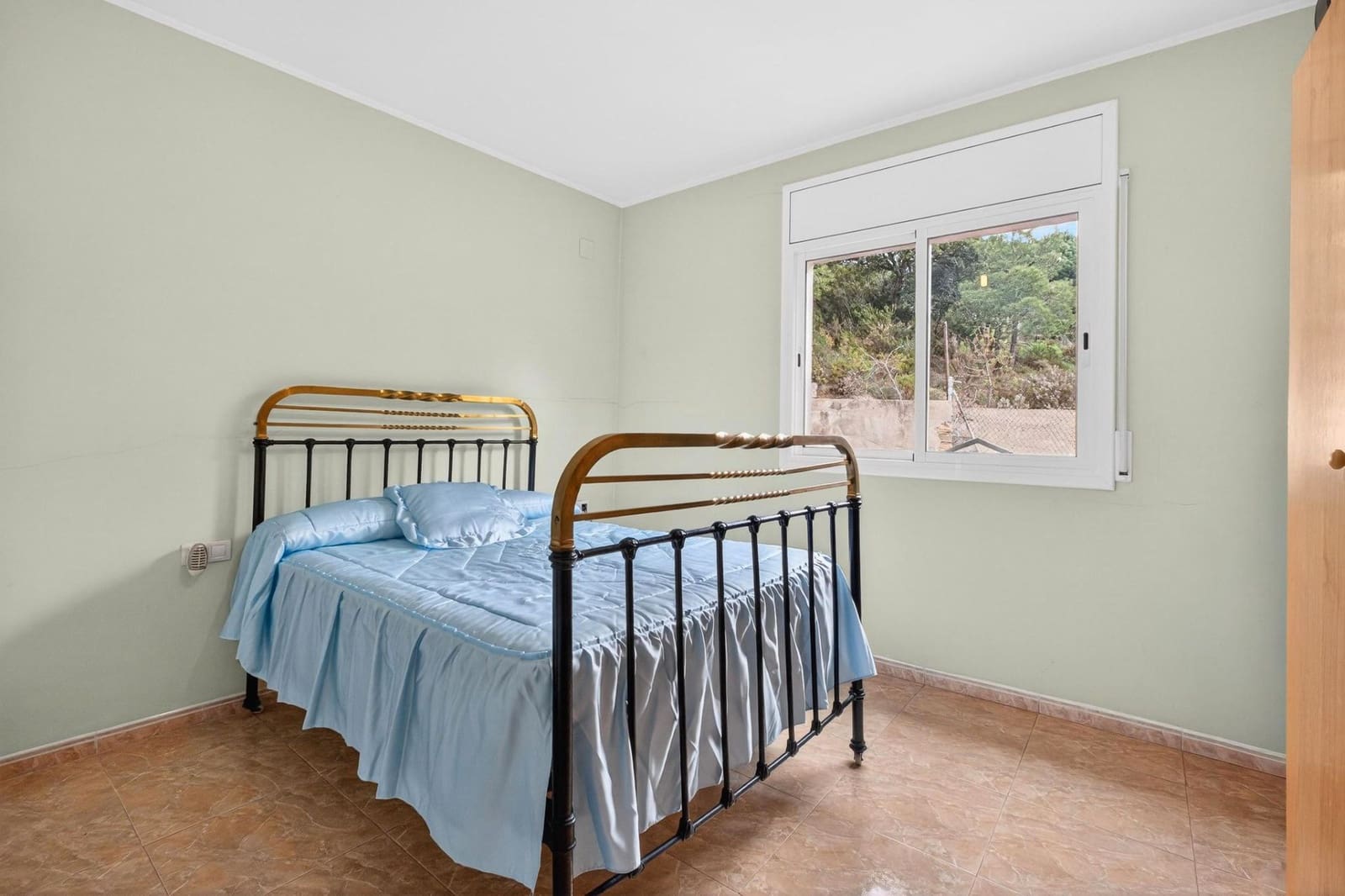 4 bedroom Villa for sale in Lloret de Mar with garage - € 269,000 (Ref: 9715237)