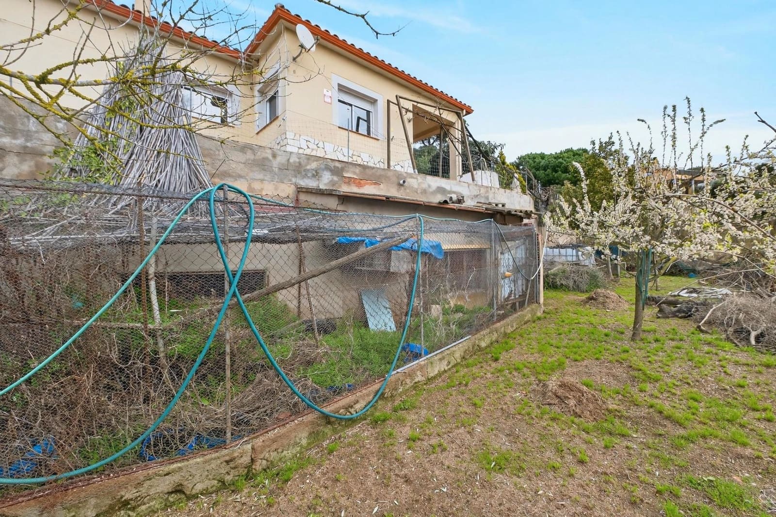 4 bedroom Villa for sale in Lloret de Mar with garage - € 269,000 (Ref: 9715237)