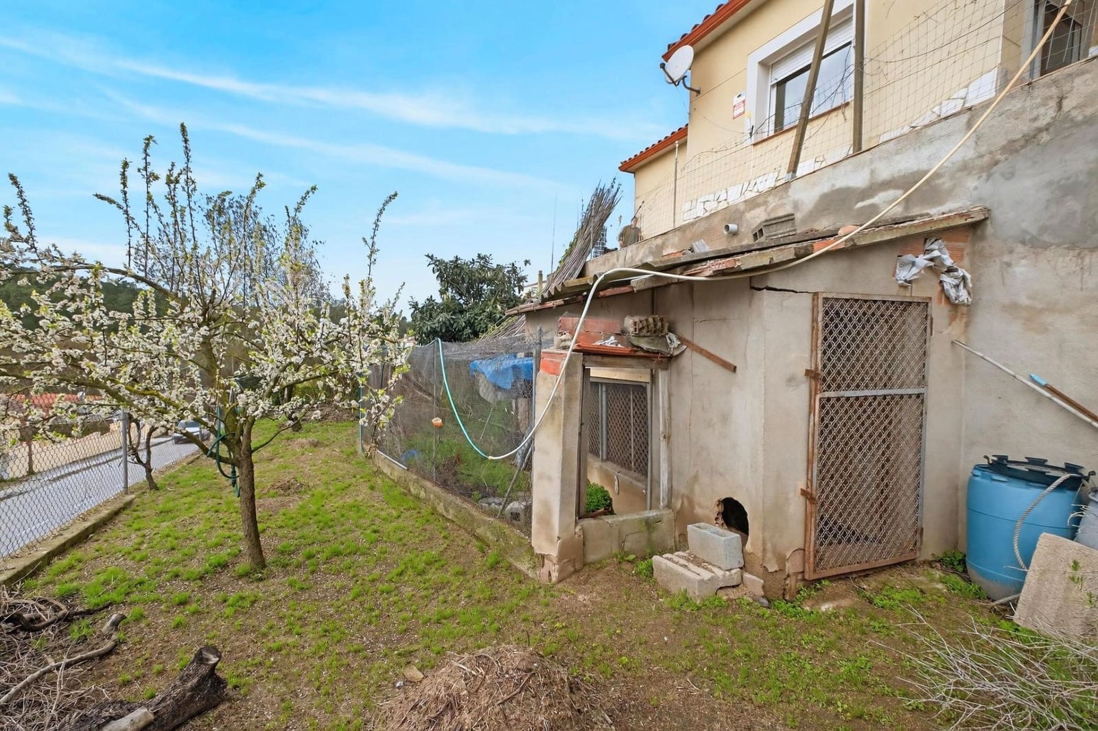 4 bedroom Villa for sale in Lloret de Mar with garage - € 269,000 (Ref: 9715237)
