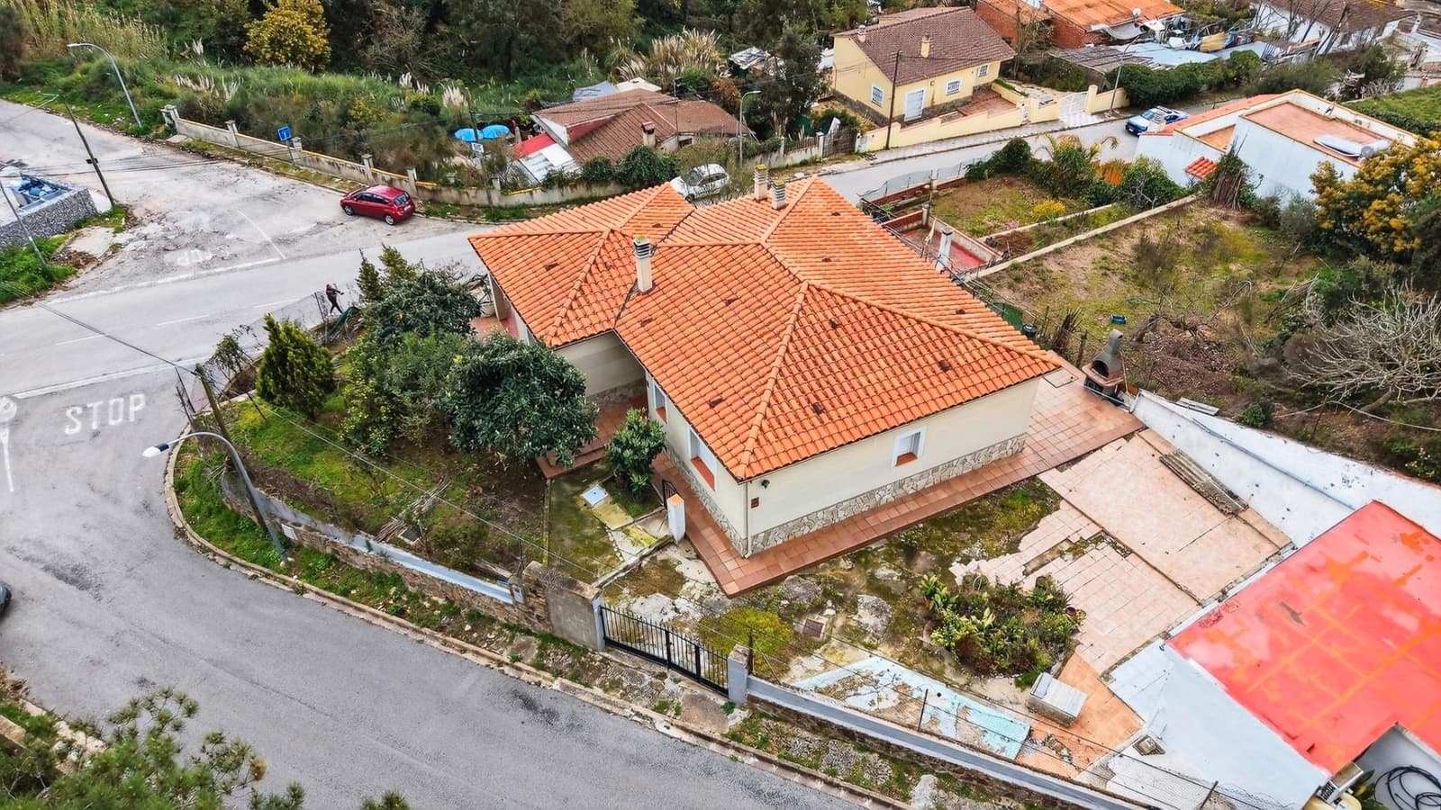 4 bedroom Villa for sale in Lloret de Mar with garage - € 269,000 (Ref: 9715237)