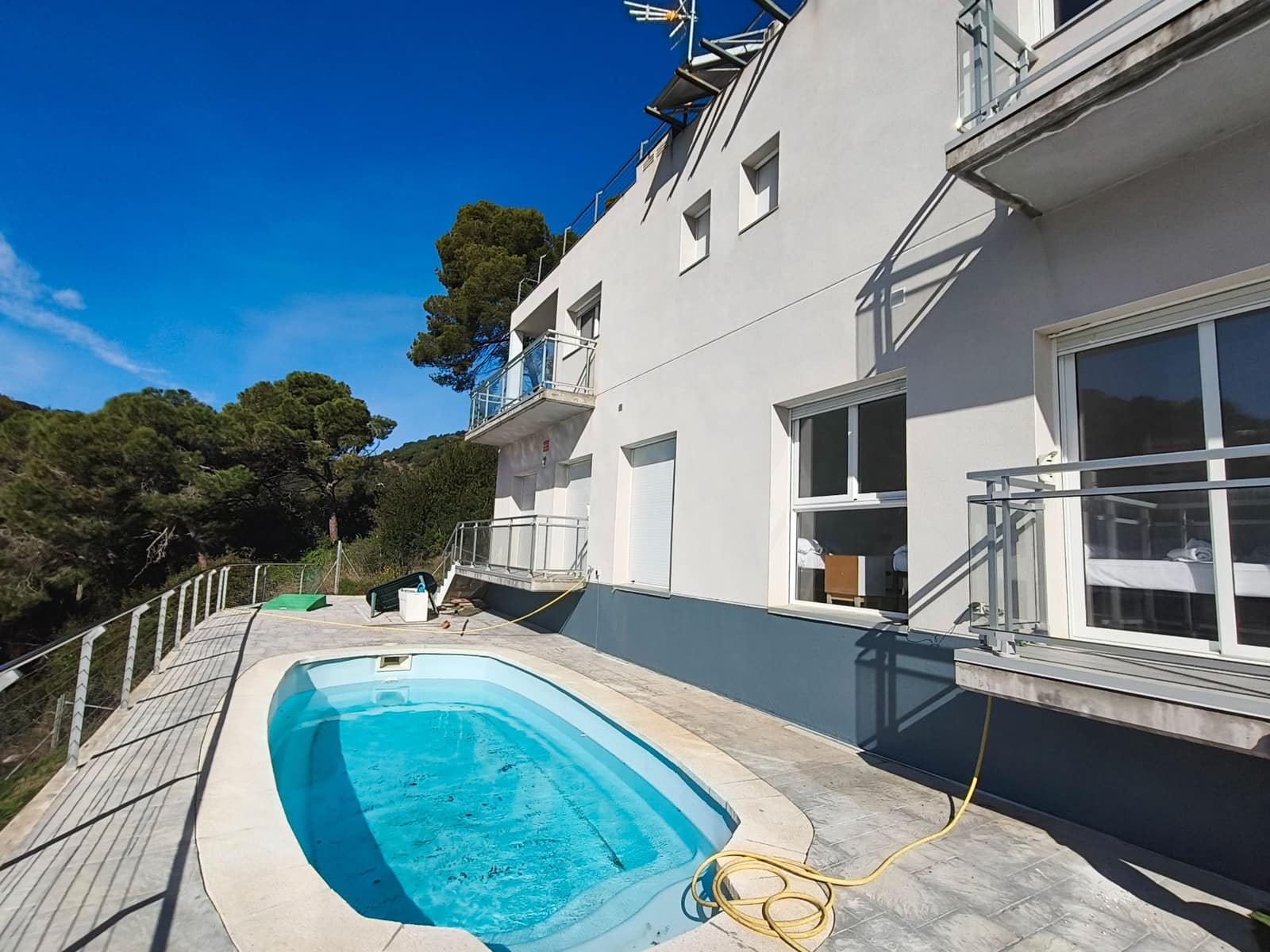 6 soveværelse Semi-Rækkehus til salg i Santa Susanna med swimmingpool garage - € 680.000 (Ref: 9715263)