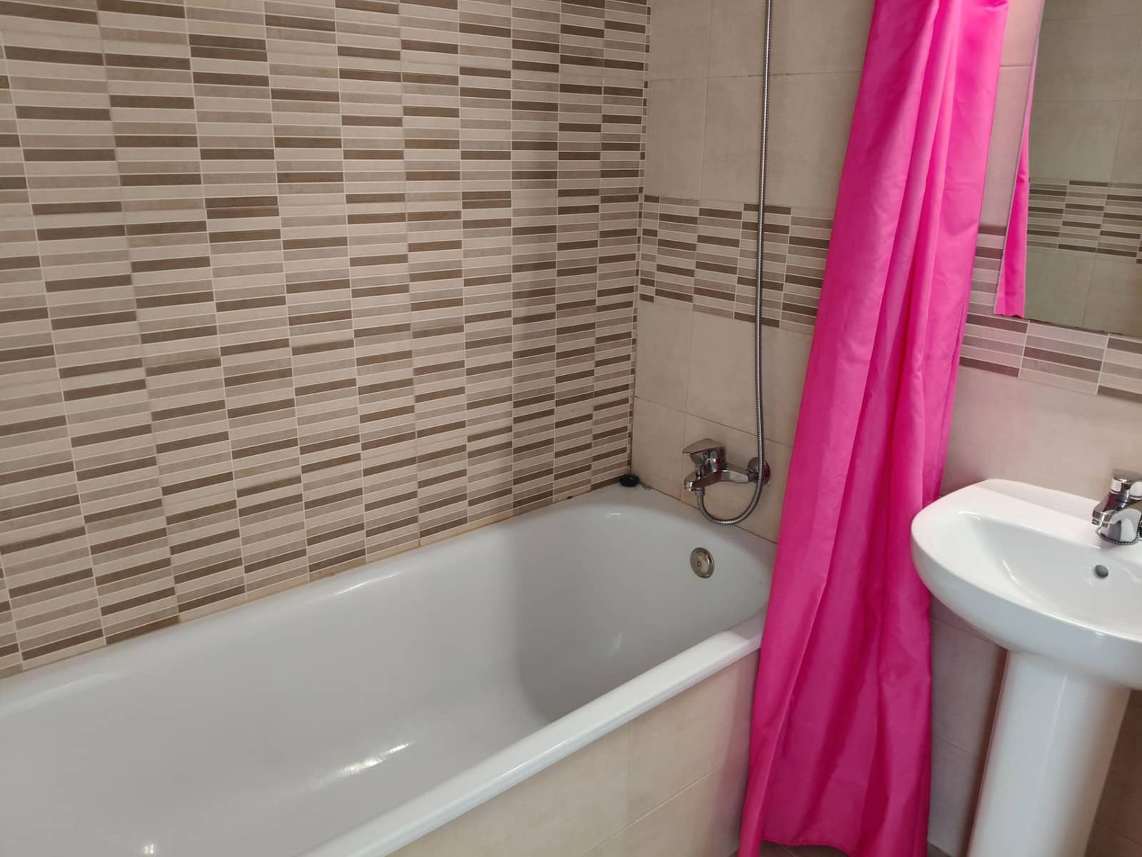 6 soveværelse Semi-Rækkehus til salg i Santa Susanna med swimmingpool garage - € 680.000 (Ref: 9715263)