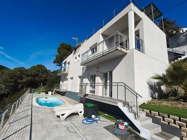 6 soveværelse Semi-Rækkehus til salg i Santa Susanna med swimmingpool garage - € 680.000 (Ref: 9715263)